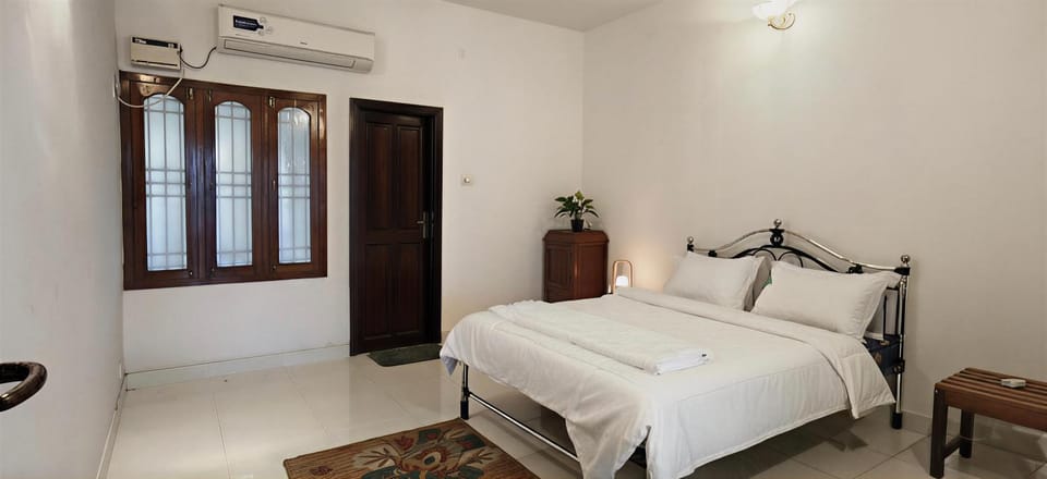 Bed, Photo of the whole room, Bedroom, air conditioner
