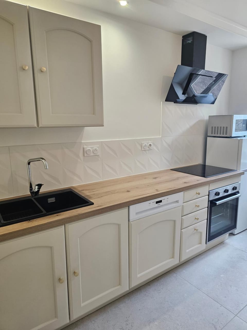 Kitchen or kitchenette, dishwasher, stove