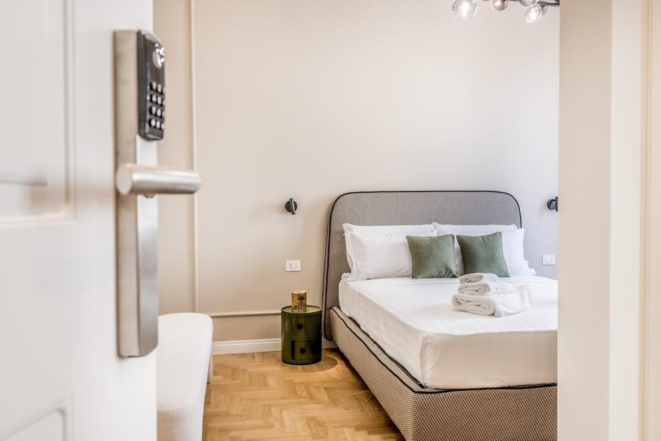 Photo of the whole room, Bedroom