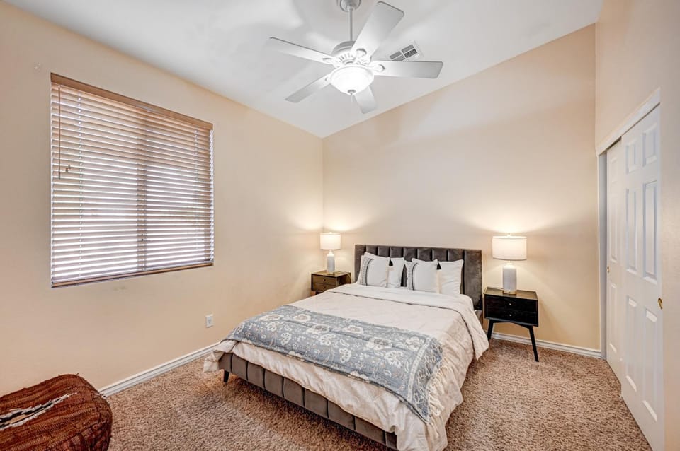 Luxury 6 BR Home Large Pool & Spa with Grassy Yard House in Silverado Ranch