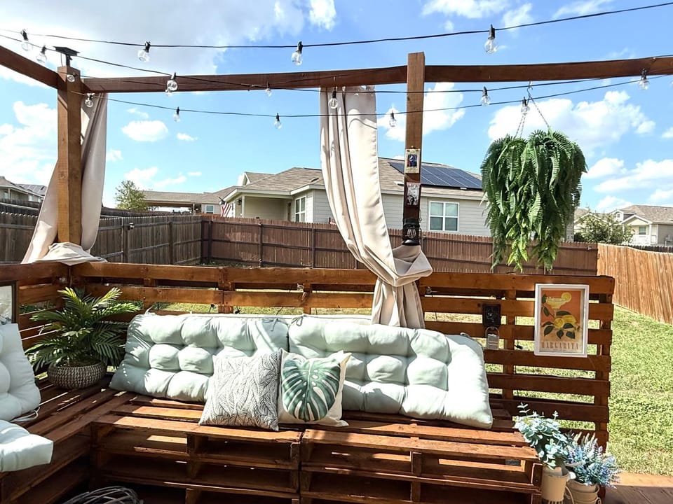 Beautiful home eight minutes away from Brooks corner shopping center and hospital House in San Antonio