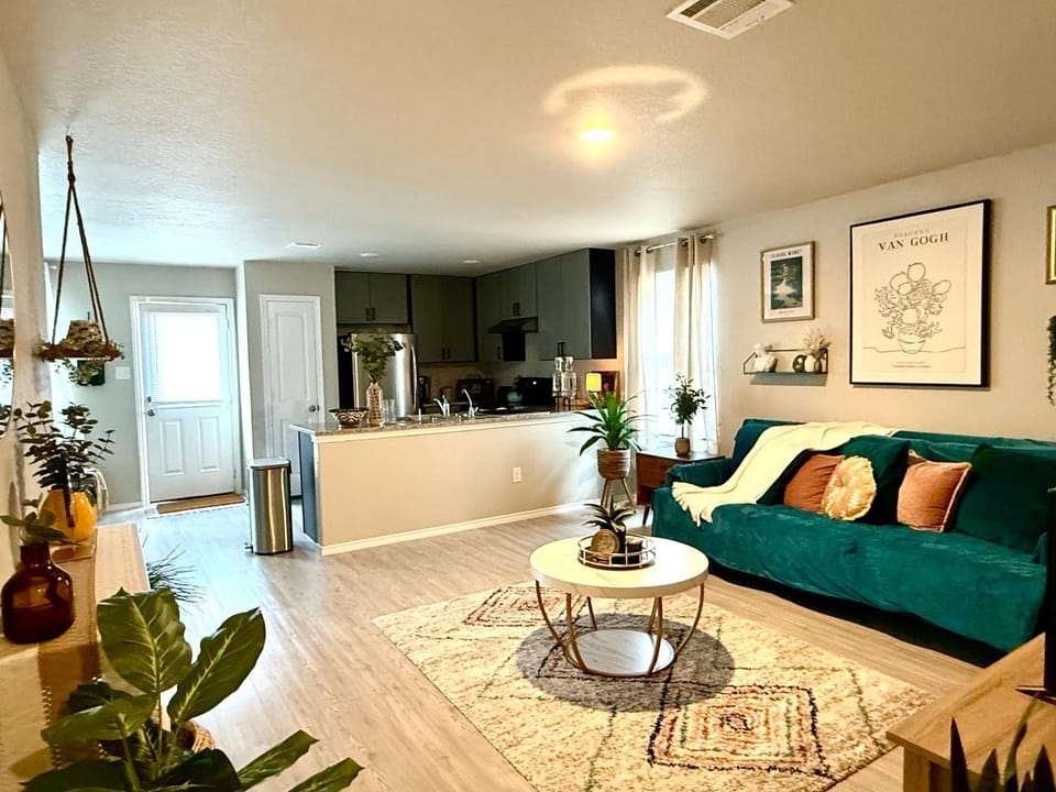 Beautiful home eight minutes away from Brooks corner shopping center and hospital House in San Antonio