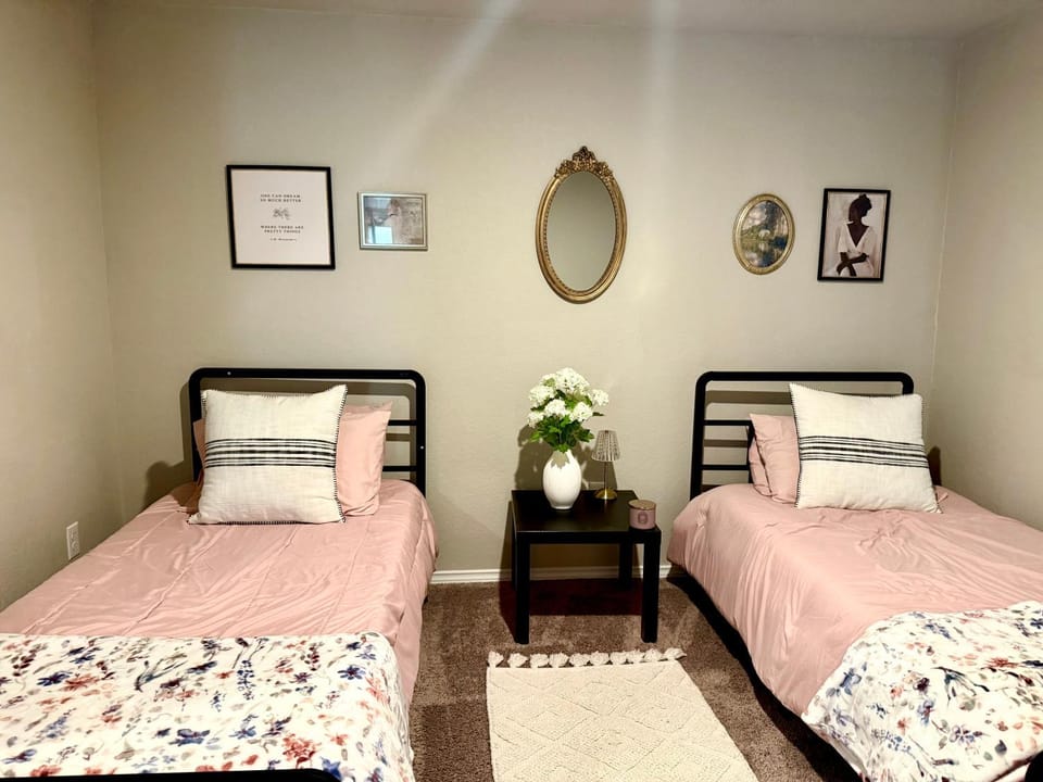 Beautiful home eight minutes away from Brooks corner shopping center and hospital House in San Antonio