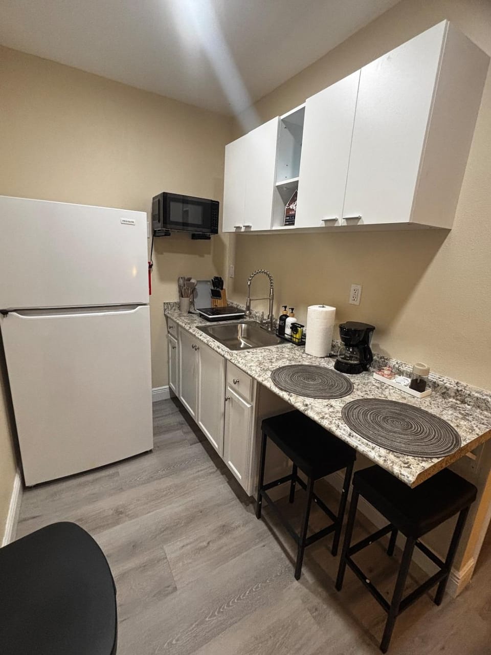 Kitchen or kitchenette, Dining area, minibar, oven, stove