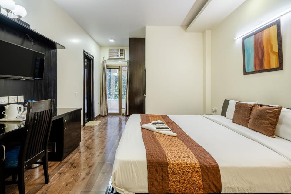 Bed, TV and multimedia, Photo of the whole room, Bedroom