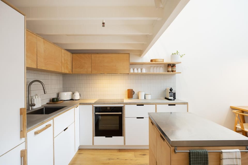 Riverside Loft 2Bed,2Bath Park Pool Apartment in Bulimba