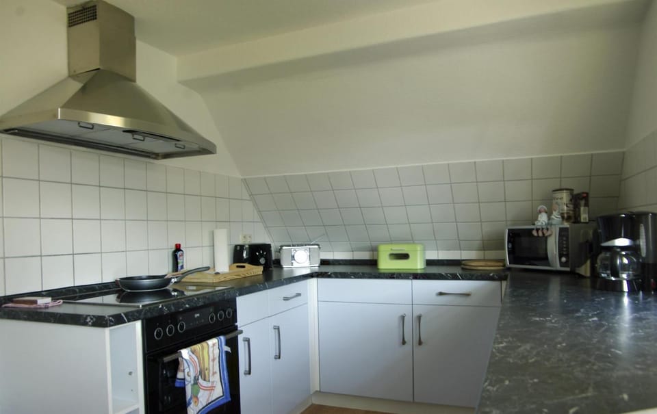 Coffee/tea facilities, Kitchen or kitchenette, oven, stove, toaster