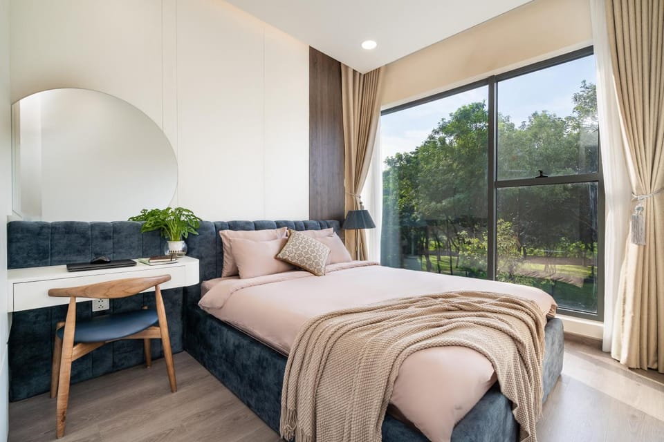 Bed, Photo of the whole room, Seating area, Bedroom