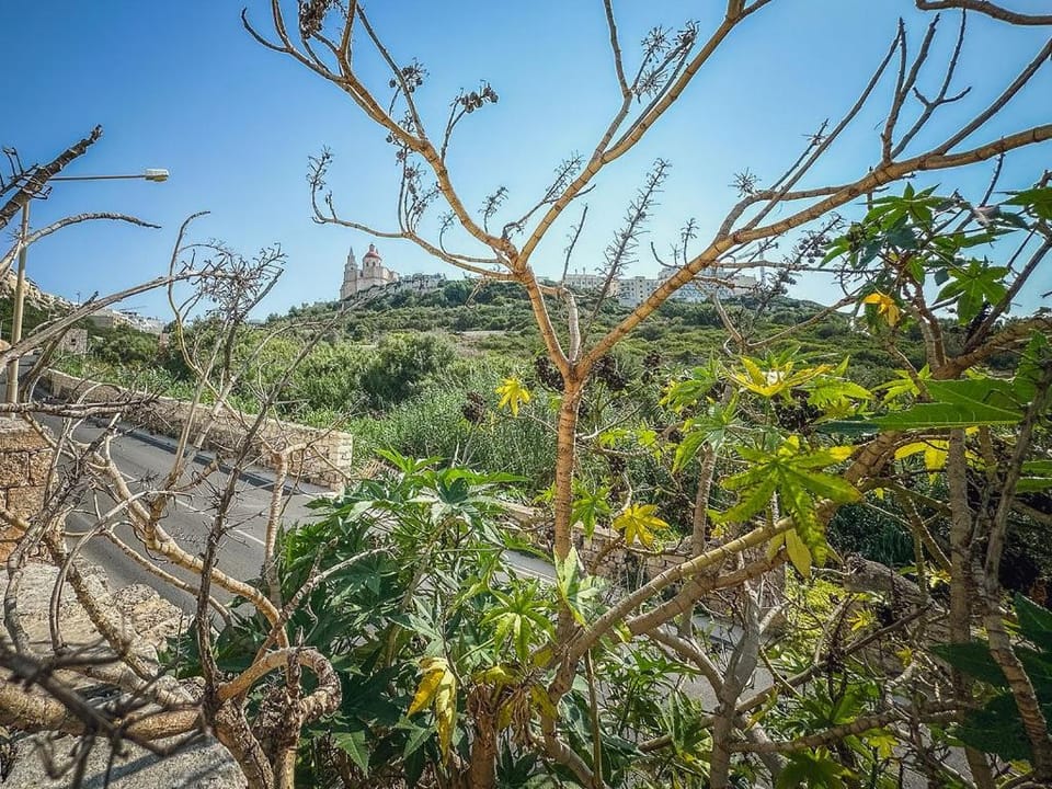 Bright 3-Bed Apartment with Outdoor Dining Mellieha Apartment in Malta
