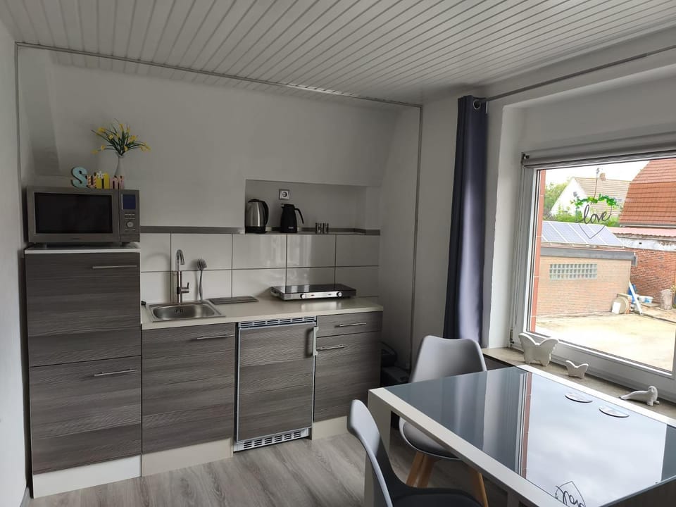 Coffee/tea facilities, Kitchen or kitchenette, Dining area, oven, stove, toaster
