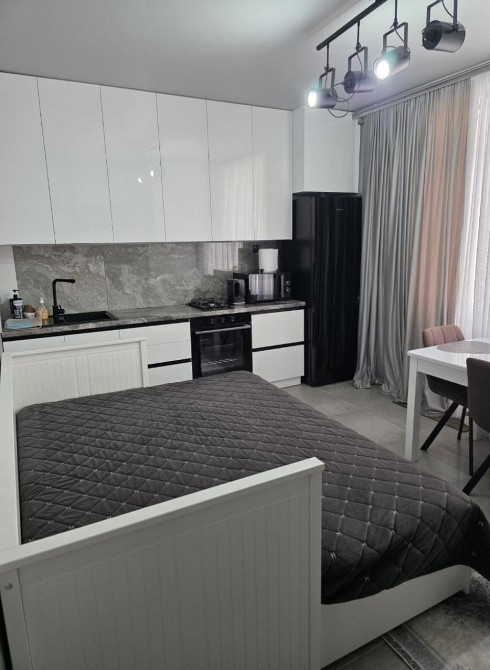 Bed, Photo of the whole room, Dining area, oven, stove