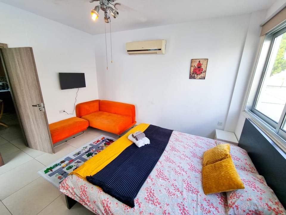 Bed, TV and multimedia, Bedroom
