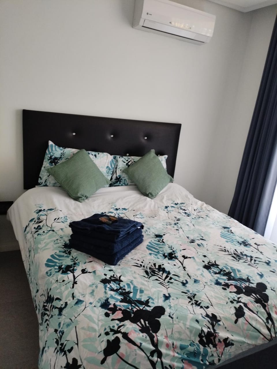 Bed, Photo of the whole room, Bedroom, air conditioner