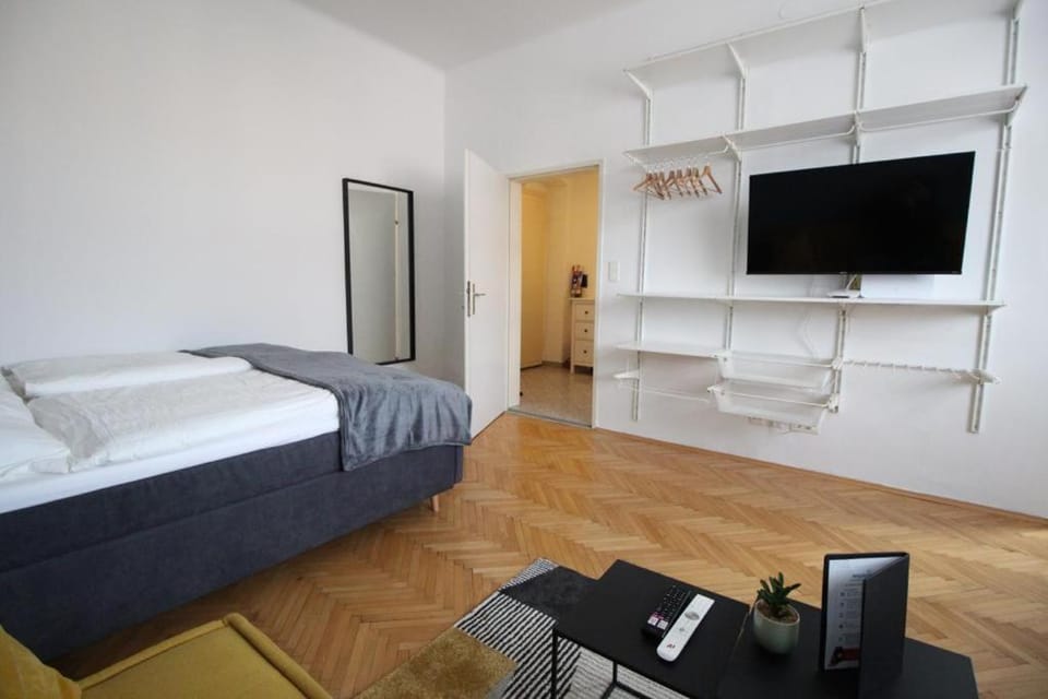 Bed, TV and multimedia, Bedroom