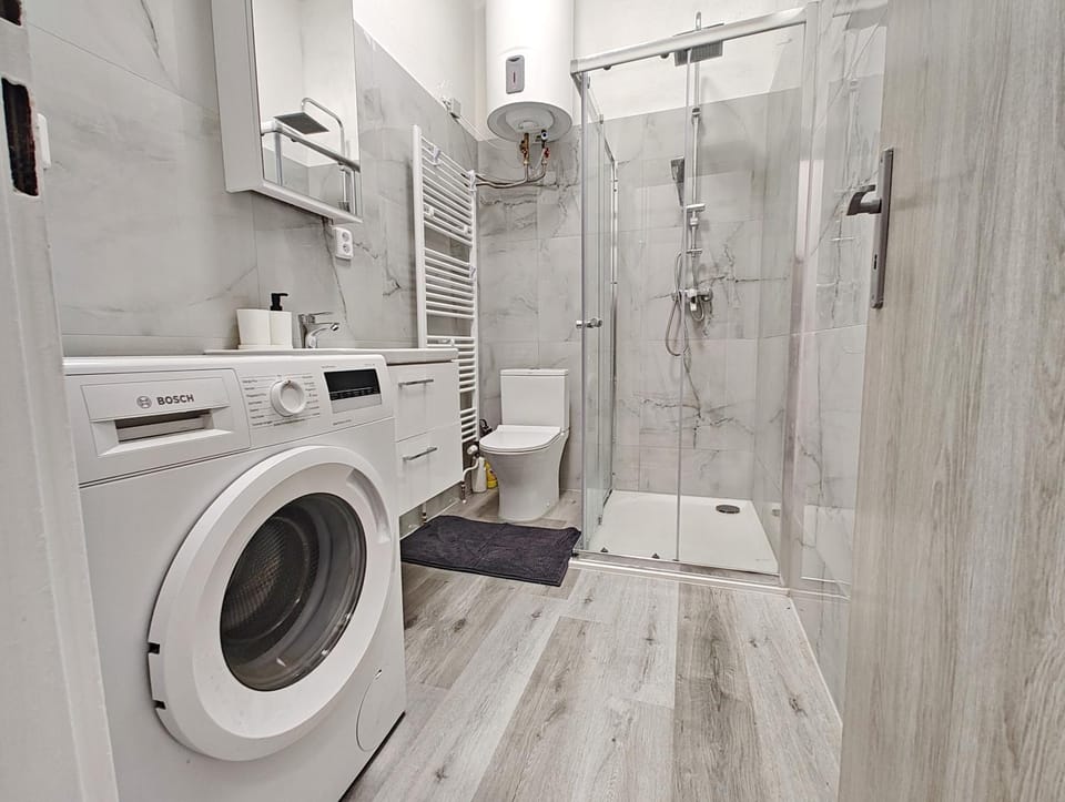 Shower, Toilet, towels, washing machine
