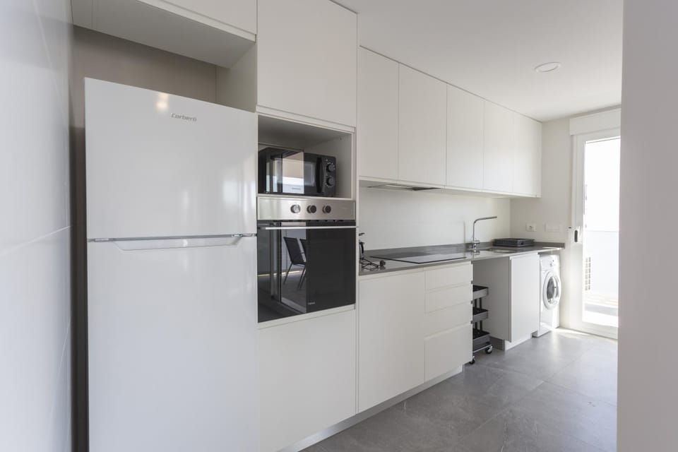 Kitchen or kitchenette, dishwasher, oven