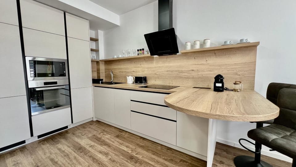 Coffee/tea facilities, Kitchen or kitchenette, dishwasher, microwave, oven, stove, toaster