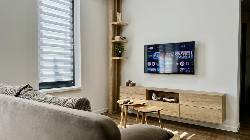 Communal lounge/ TV room, TV and multimedia, Living room, Seating area, Evening entertainment