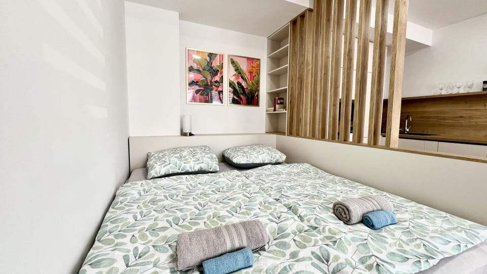 Bed, Bedroom, towels