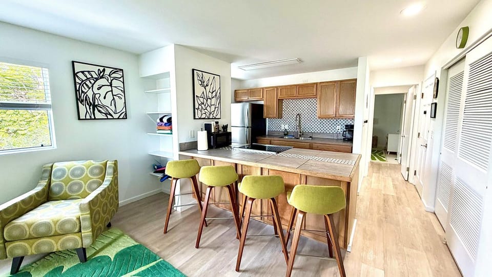 Coffee/tea facilities, Dining area, microwave, oven, stove, toaster, kitchen