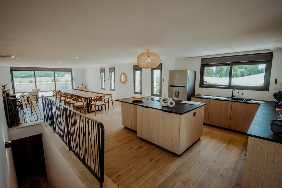 Coffee/tea facilities, Seating area, Dining area, microwave, oven, kitchen