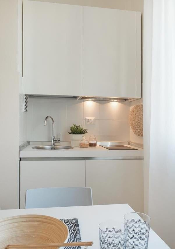 Kitchen or kitchenette, Dining area, stove