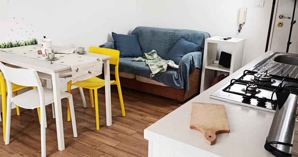 Kitchen or kitchenette, Living room, Seating area, Dining area, stove