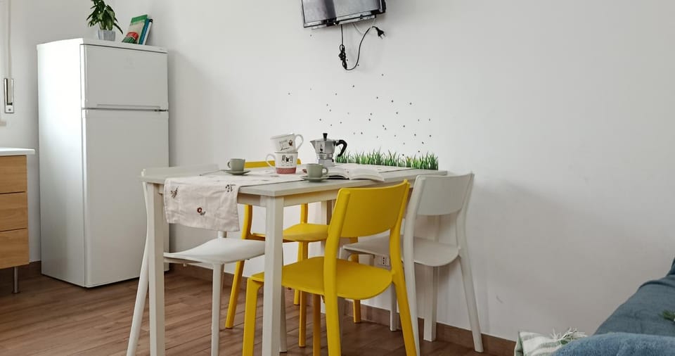 TV and multimedia, Kitchen or kitchenette, Living room, Food and drinks, Seating area, Dining area