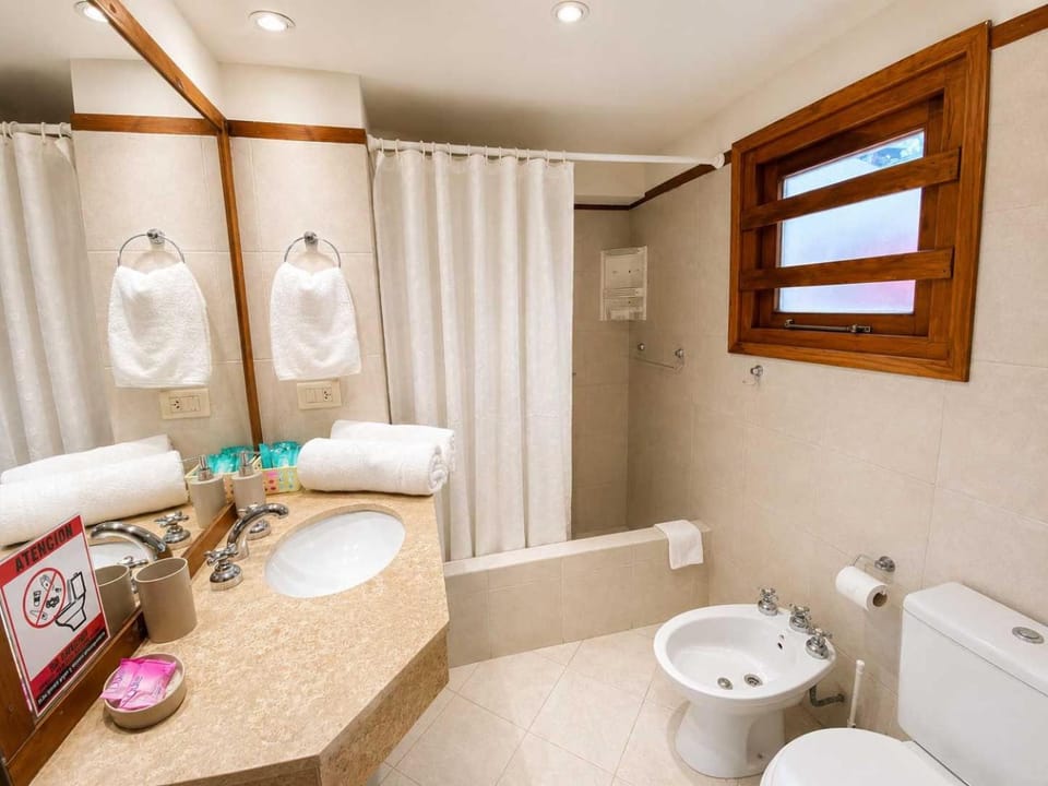 Shower, Toilet, Bathroom, Bath, bidet, towels