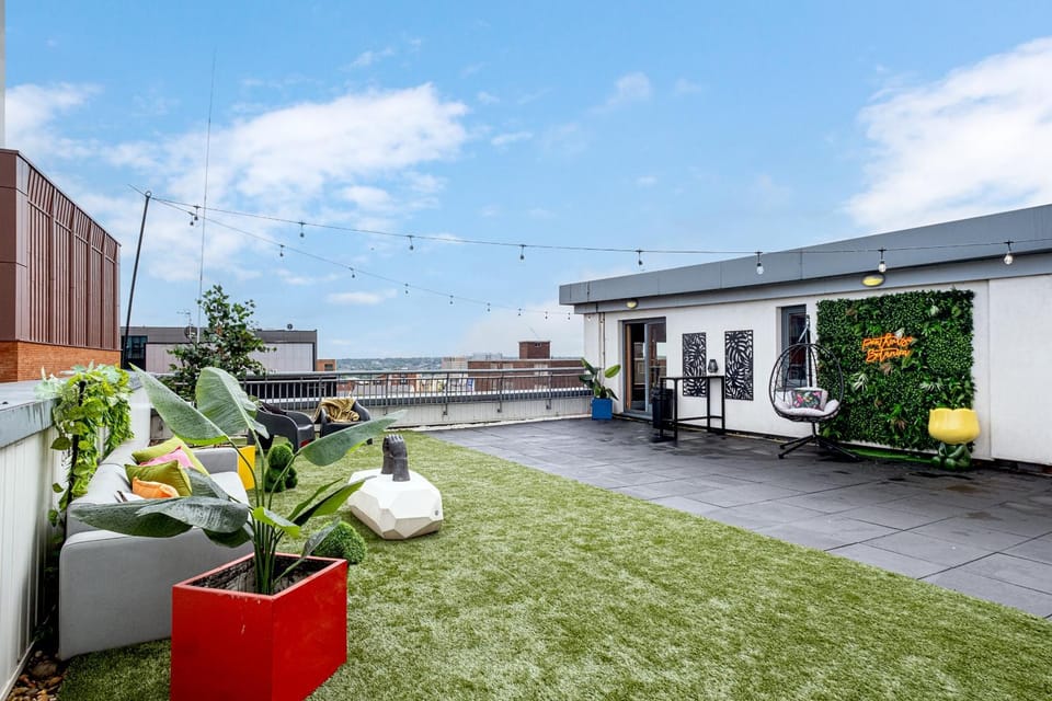 Penthouse Botanica- Wyndale Signature Stays Apartment in Birmingham