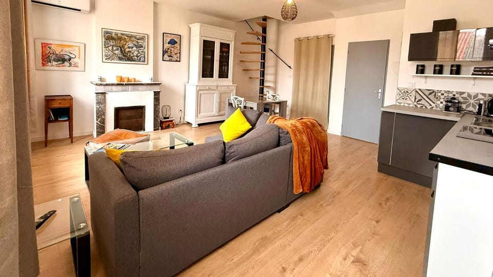 Property building, Kitchen or kitchenette, Living room