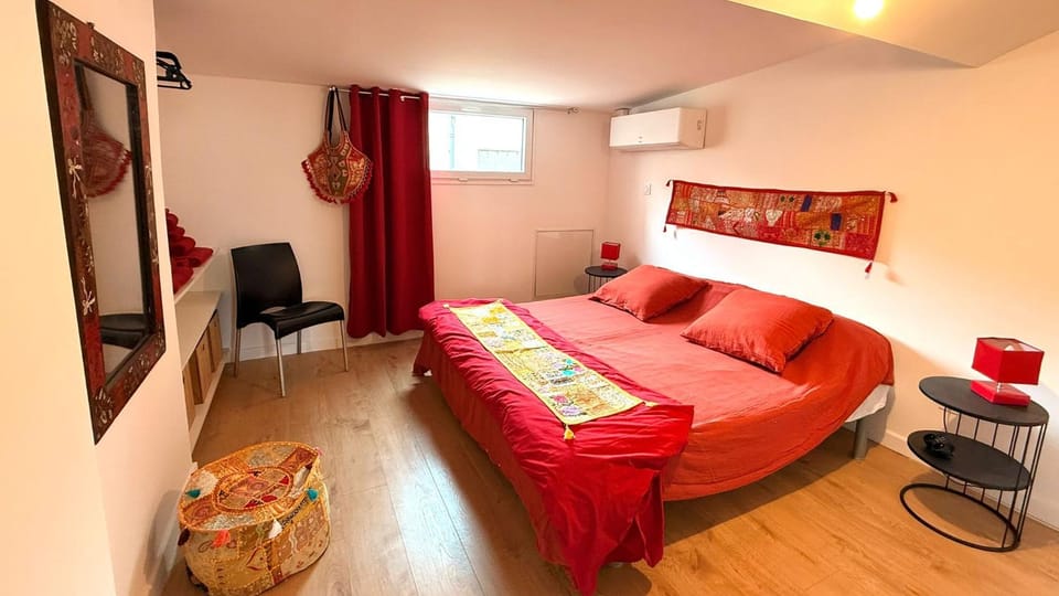 Photo of the whole room, Bedroom