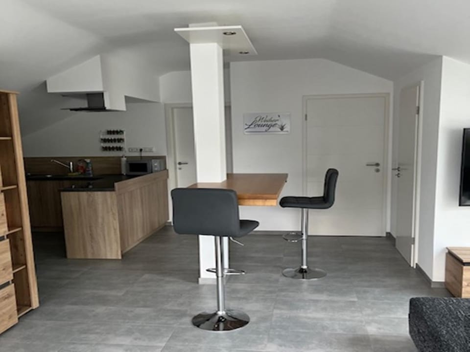 Kitchen or kitchenette, Seating area, Dining area