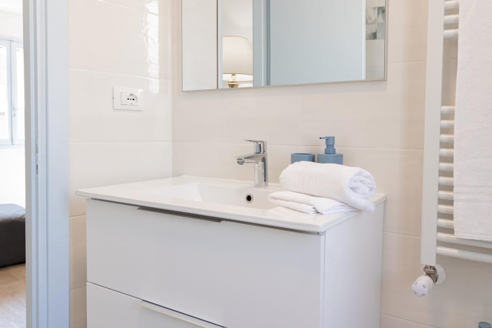 Bathroom, towels