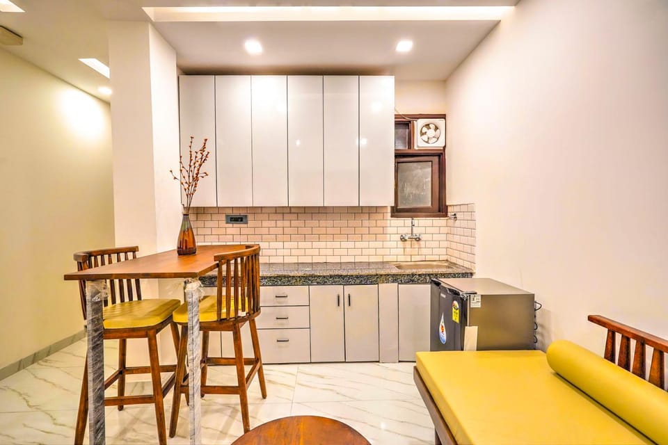 Kitchen or kitchenette, Living room, Seating area, Dining area
