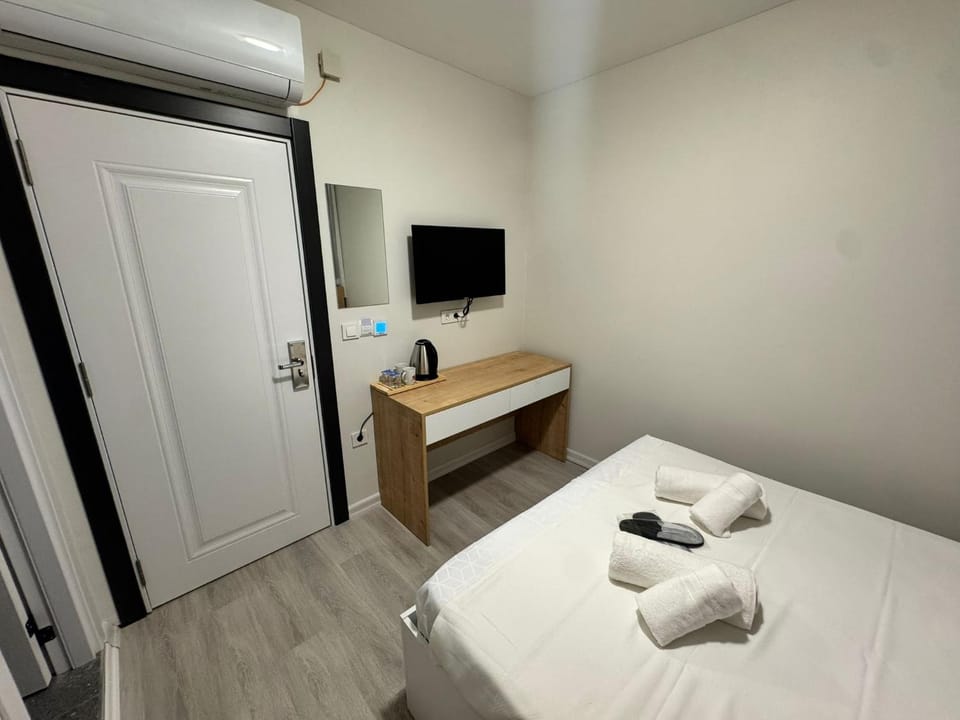Bed, TV and multimedia, Photo of the whole room, Bedroom, towels, air conditioner