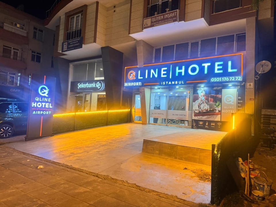 Property building, Communal lounge/ TV room, Night, Property logo or sign, Evening entertainment, Logo/Certificate/Sign, Text overlay, City view, Street view, Location, Certificate/Award