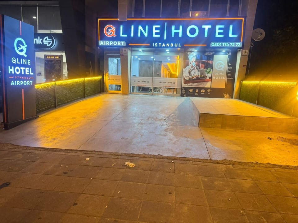 Night, Property logo or sign, Logo/Certificate/Sign, Text overlay, City view, Street view, Certificate/Award, Inner courtyard view