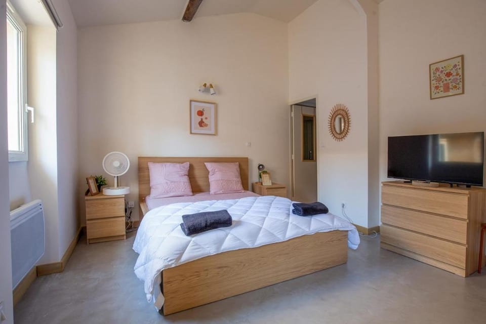 Bed, TV and multimedia, Photo of the whole room, Bedroom