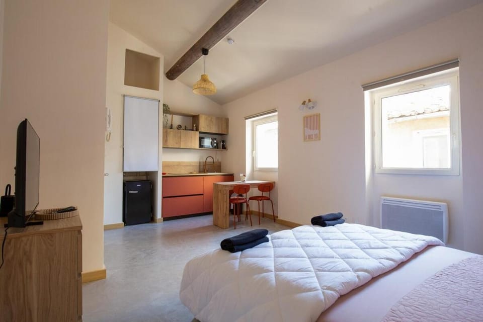 Bed, TV and multimedia, Photo of the whole room, Dining area, Bedroom, stove