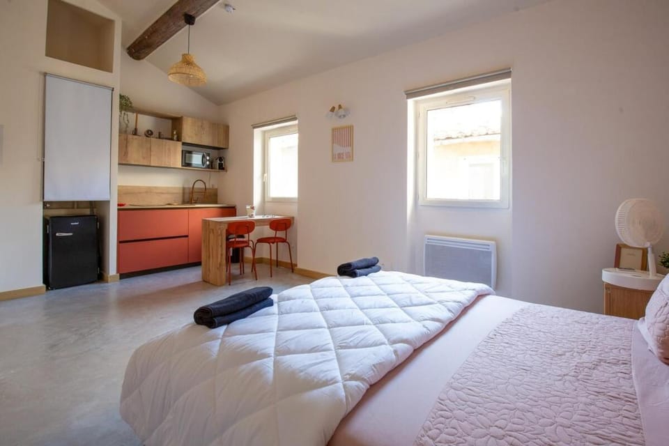 Bed, Kitchen or kitchenette, Photo of the whole room, Bedroom, stove