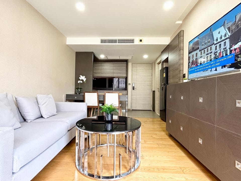 Kitchen or kitchenette, Living room, Seating area, Dining area, air conditioner