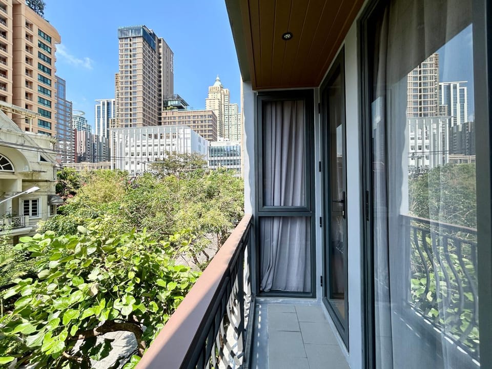 Property building, Day, Garden, View (from property/room), Balcony/Terrace, City view, Garden view
