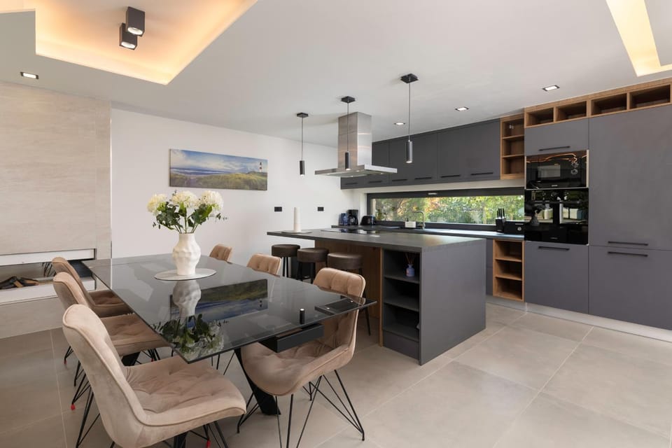 Kitchen or kitchenette, Dining area, oven, stove