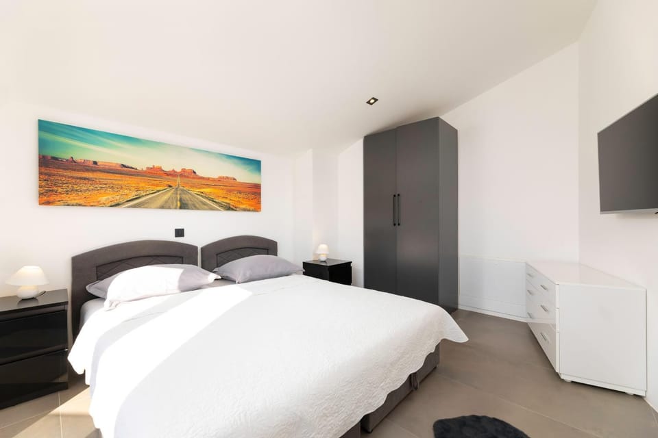Bed, TV and multimedia, Bedroom