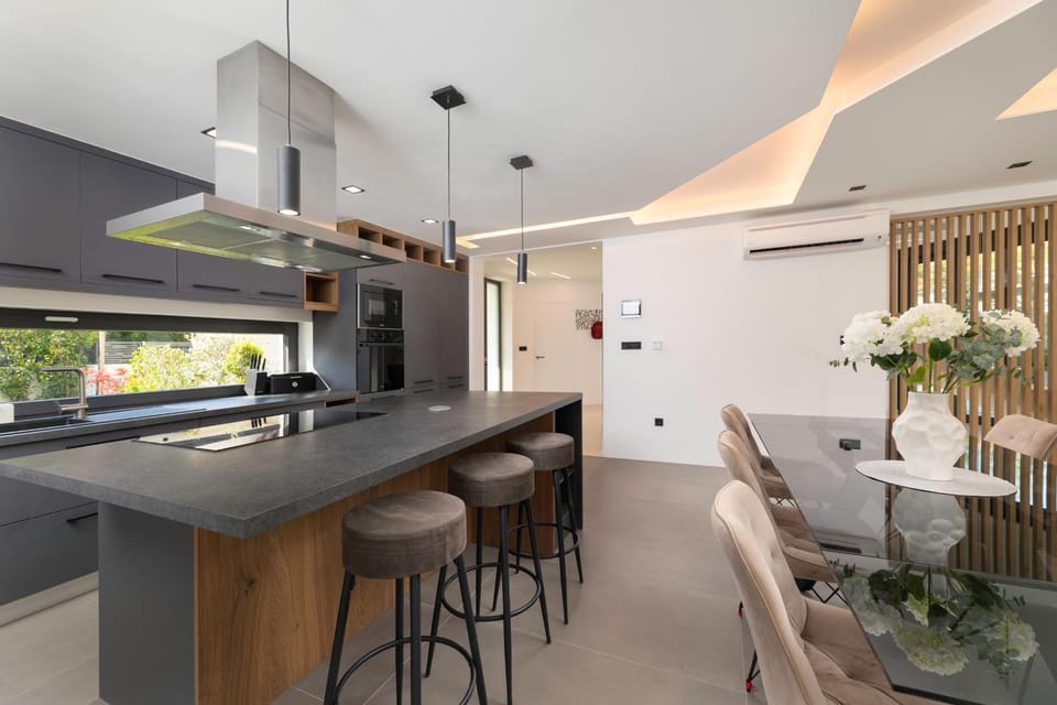 Kitchen or kitchenette, Seating area, Dining area, stove