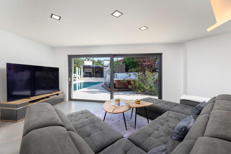 TV and multimedia, Living room, Seating area, Pool view