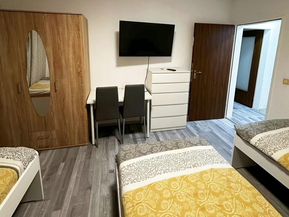 Bed, TV and multimedia, Bedroom, wardrobe