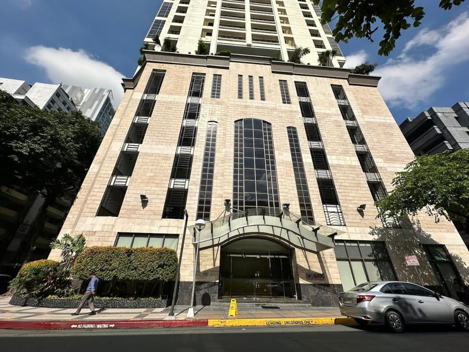 Stylish 100 SQM 3BR Loft Near Greenbelt Makati Apartment in Pasay