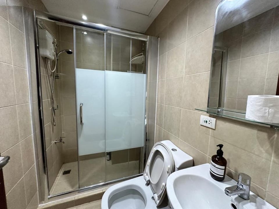 Stylish 100 SQM 3BR Loft Near Greenbelt Makati Apartment in Pasay